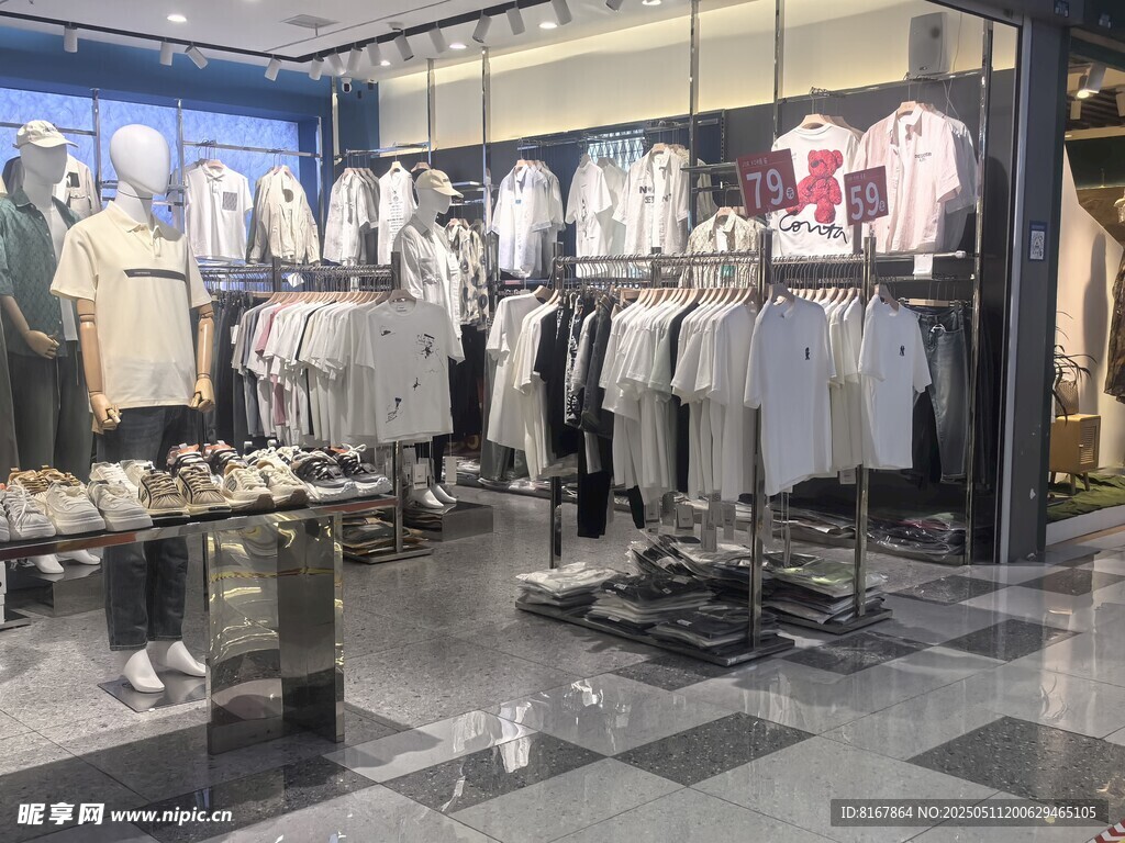 时尚服装店内部陈列展示