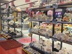 摆满饰品的精致货架