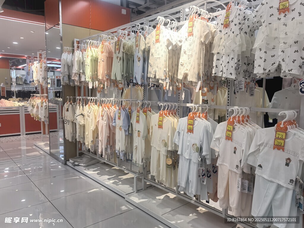 童装店内陈列的多样童装
