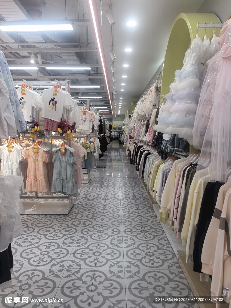 时尚服装店内部陈列展示