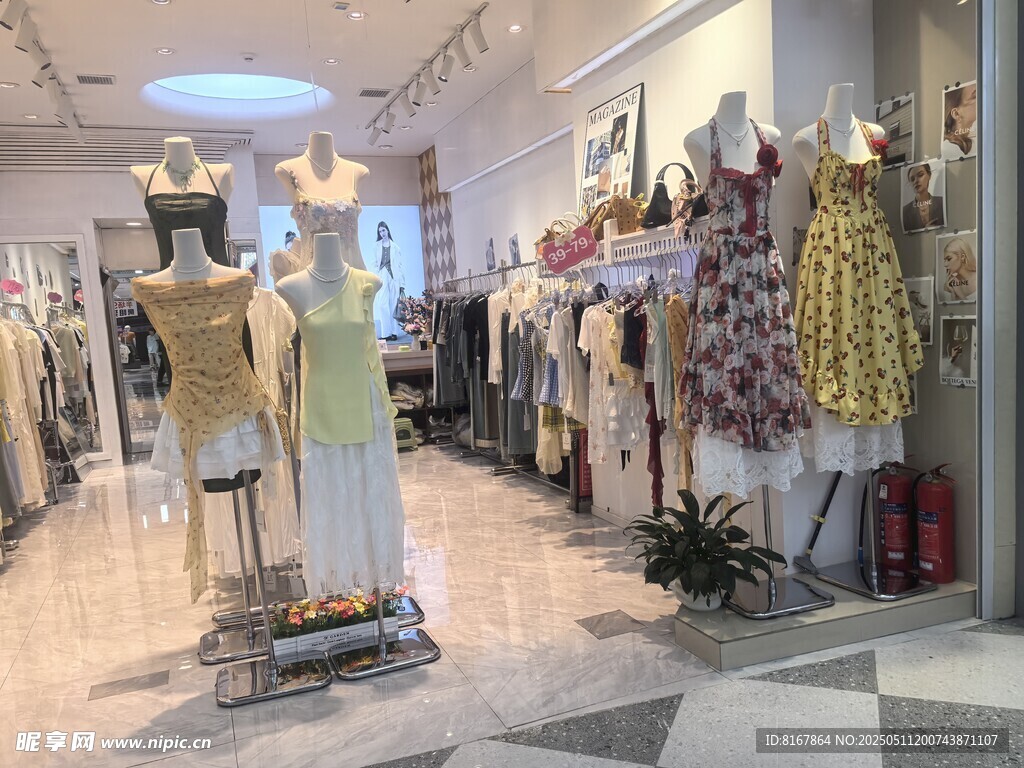 时尚服装店内部陈列展示