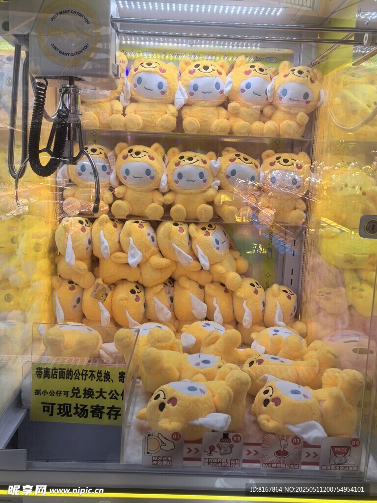 货架上摆满可爱小黄鸭玩偶