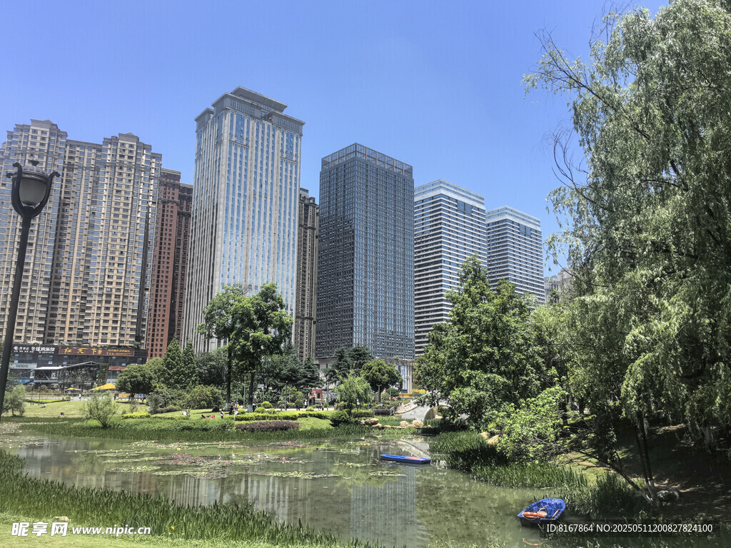 城市湖畔风光
