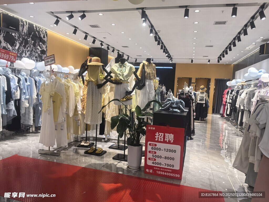 时尚服装店内部陈列展示