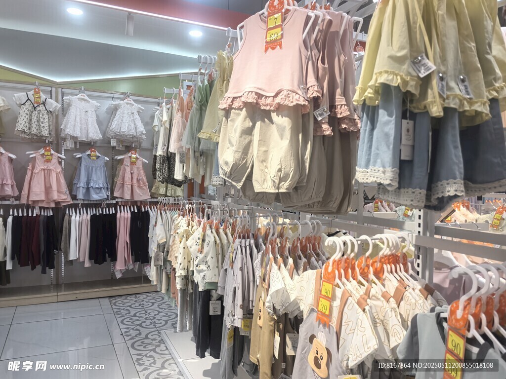 时尚服装店内部陈列展示