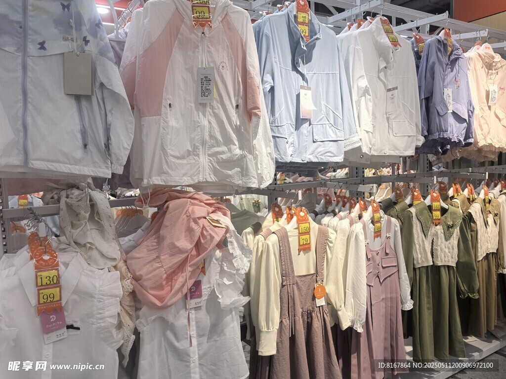 琳琅满目的服装陈列架