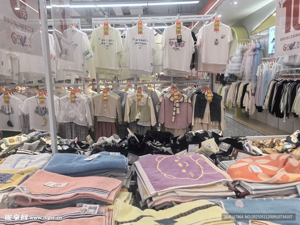 时尚服装店的多样服饰