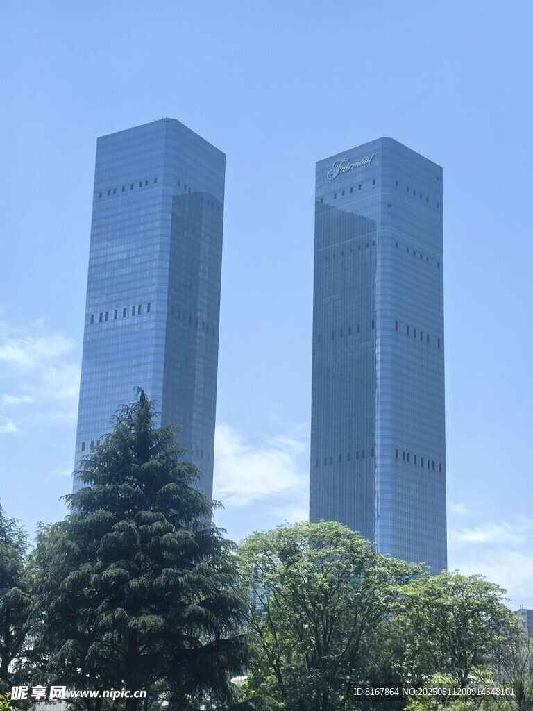 双子高楼与绿树相映