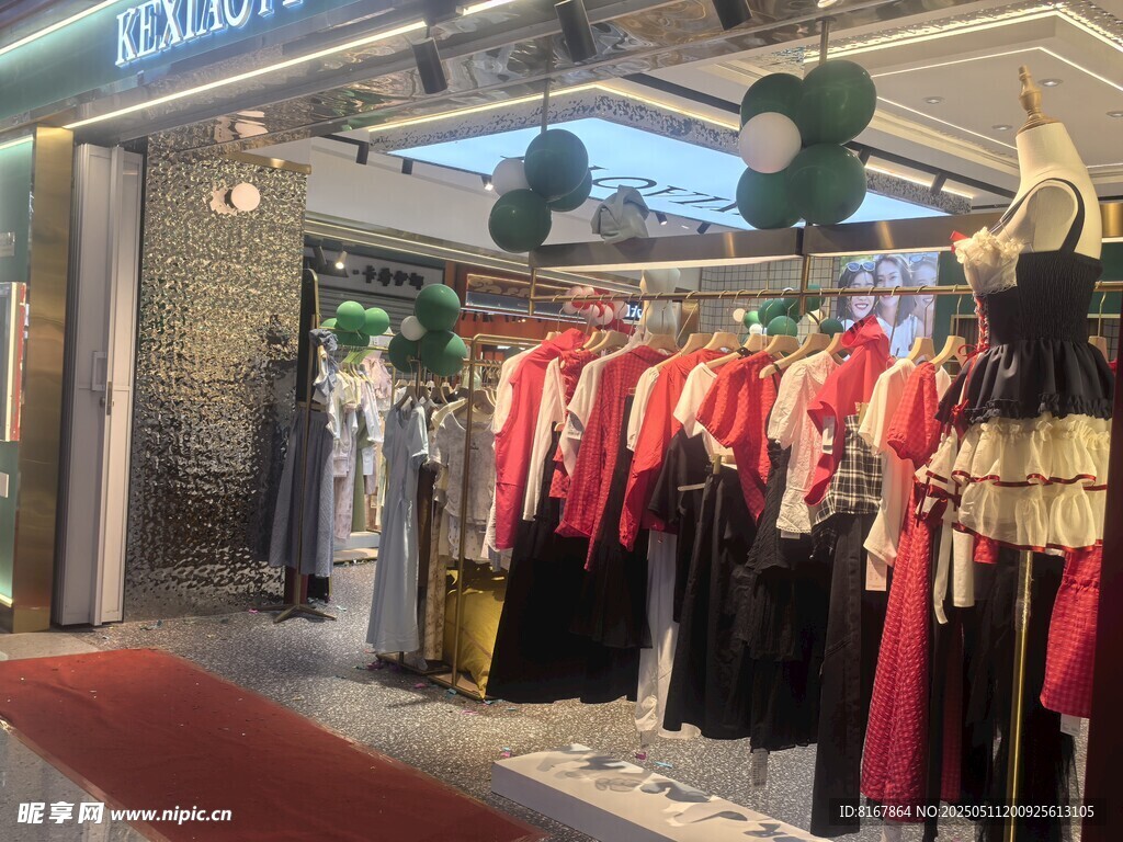 时尚服装店陈列展示