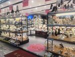 琳琅满目的饰品陈列店