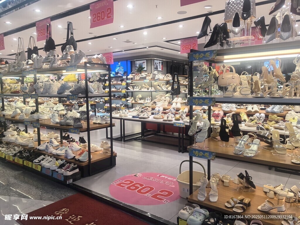 琳琅满目的饰品陈列店
