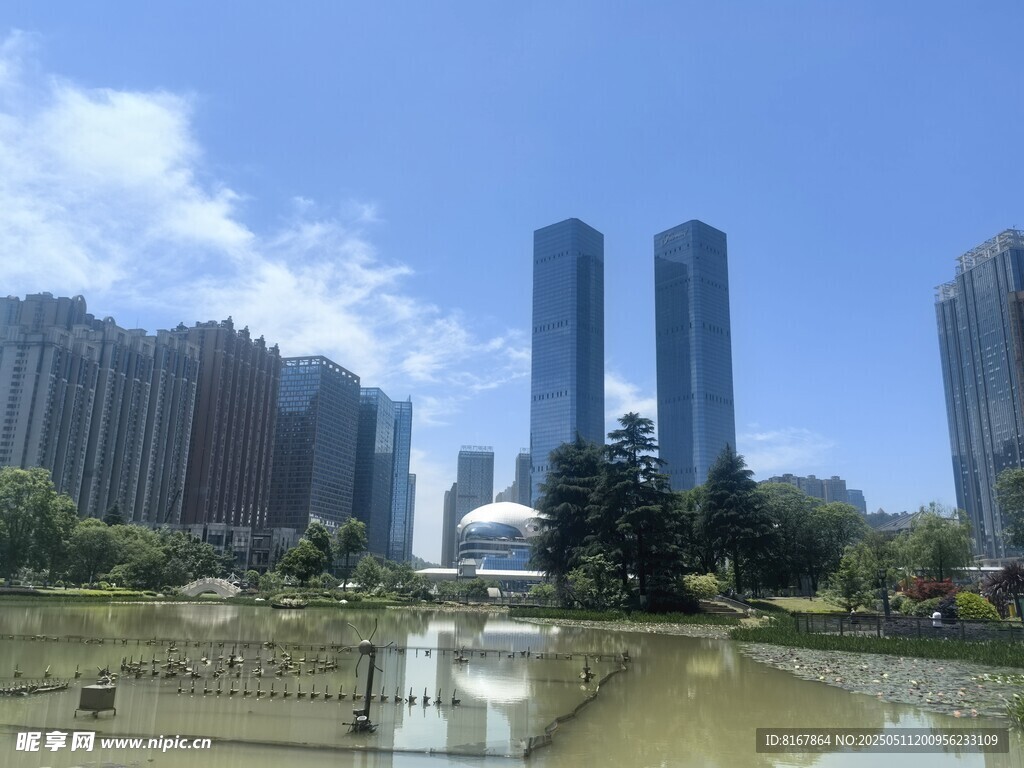 城市湖畔高楼美景