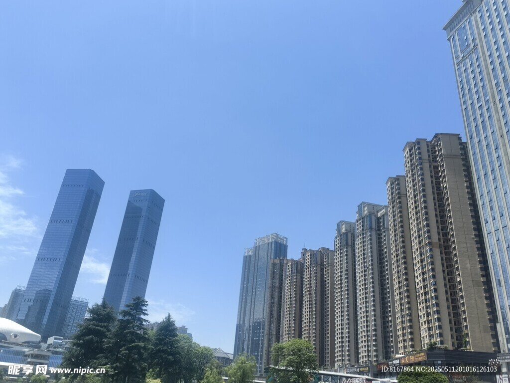 城市高楼与蓝天绿树景观
