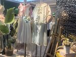 户外展示的时尚服装款式