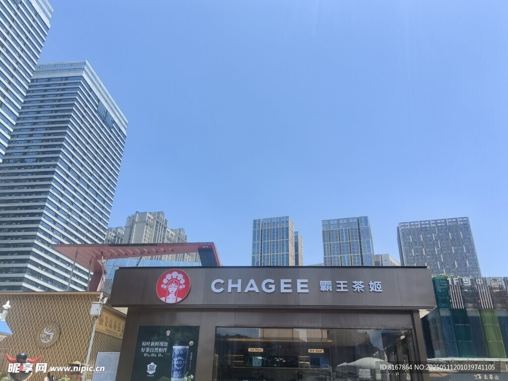 城市街边的瑞幸咖啡门店
