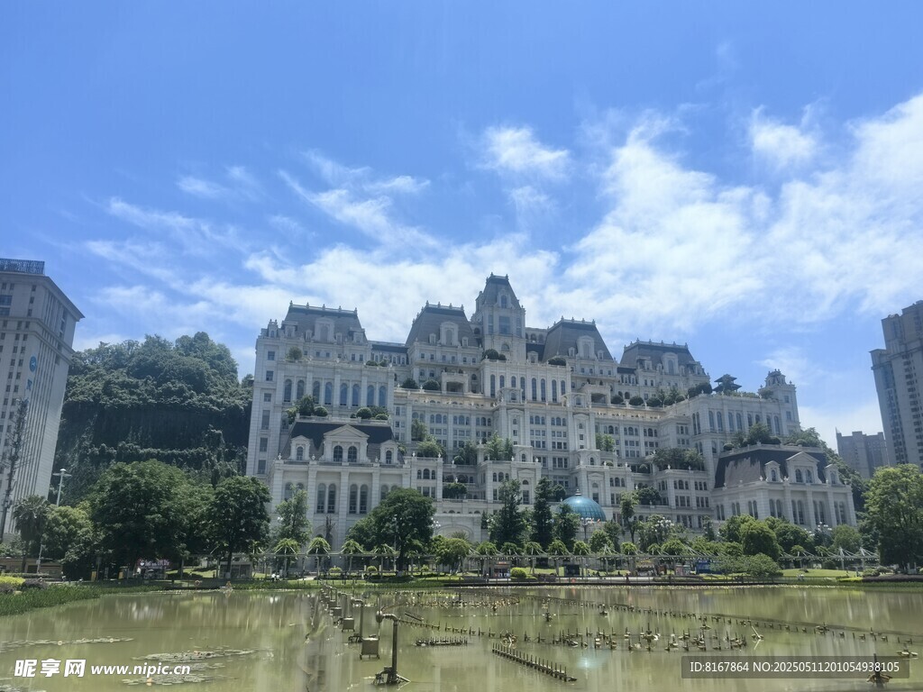 湖畔欧式建筑群景观