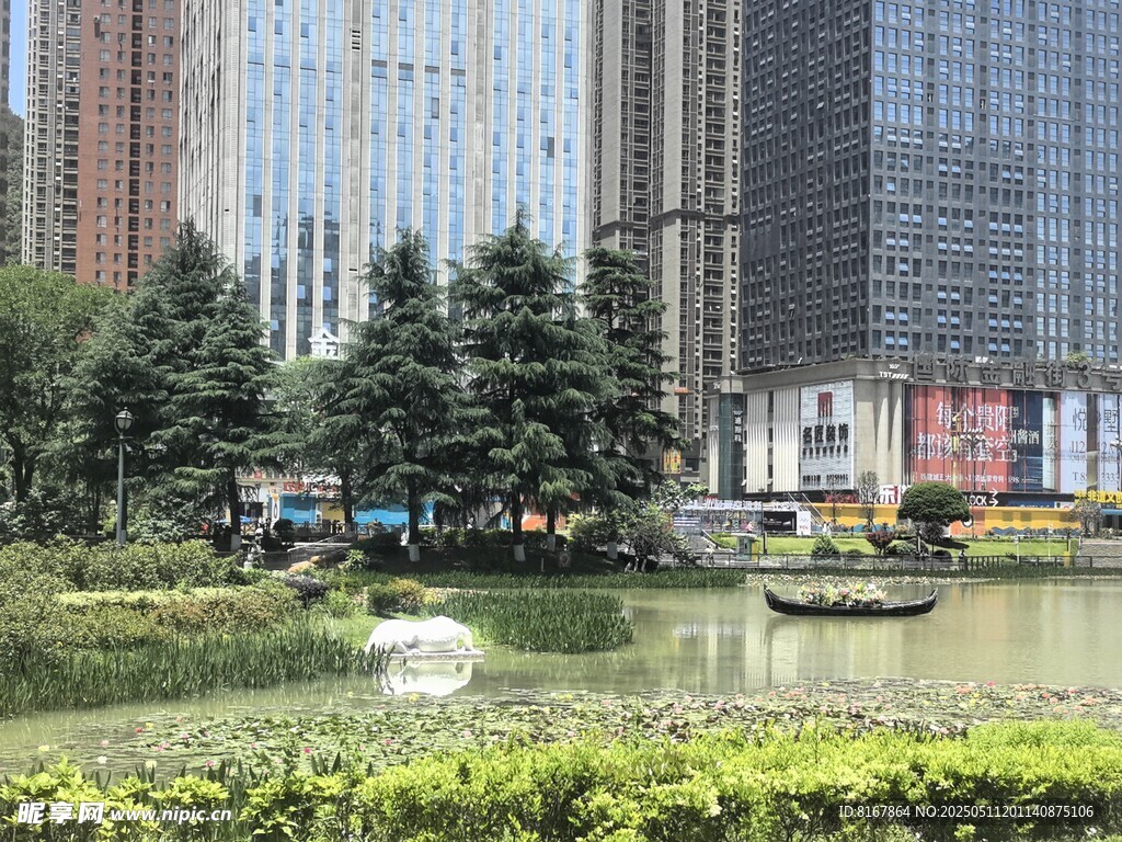 城市中的静谧园林景观