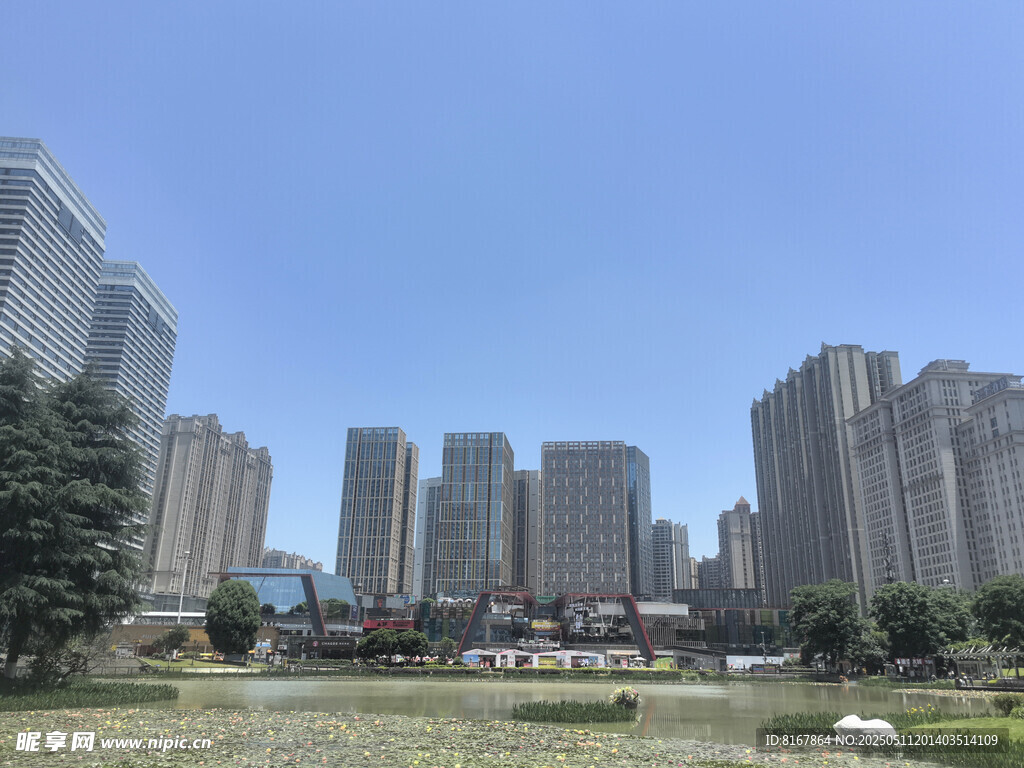 城市高楼与开阔绿地景观