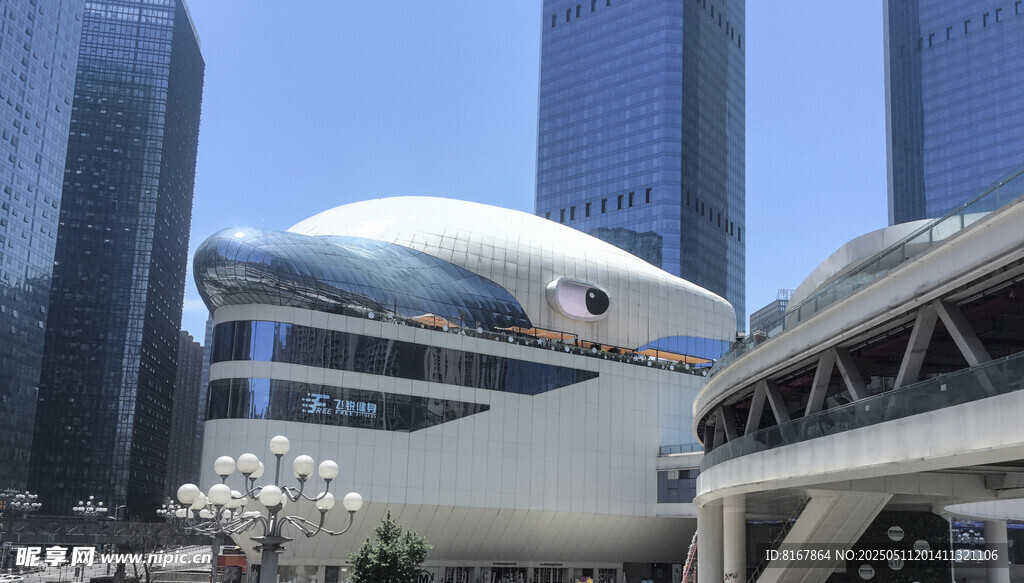 未来感空中巴士停靠城市