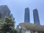 都市现代建筑与绿植景观