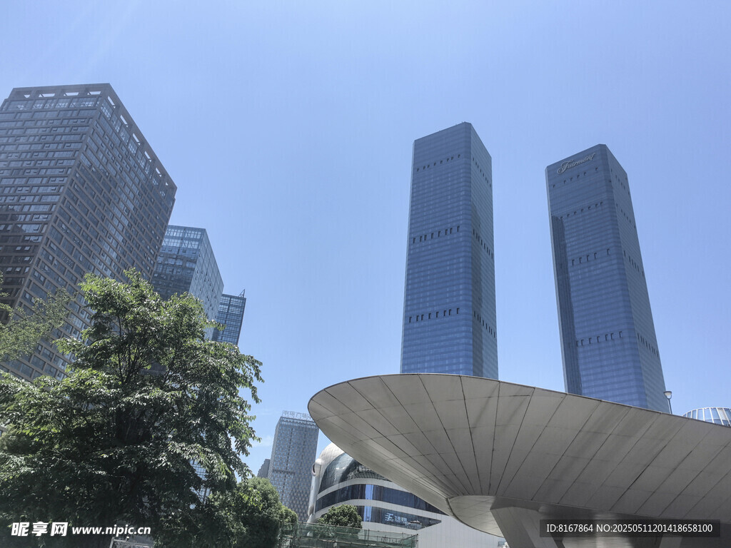 都市现代建筑与绿植景观