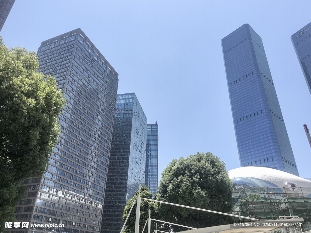 都市摩天大楼与绿植景观