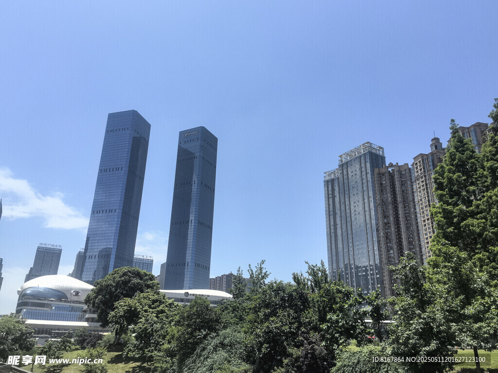 城市高楼与绿树景观