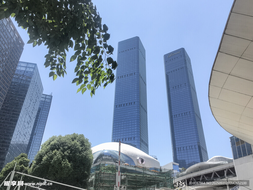 都市高楼与绿植景观