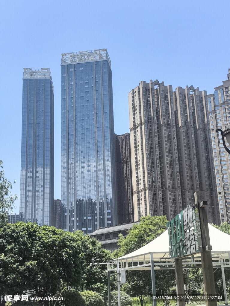 城市高楼与绿植景观