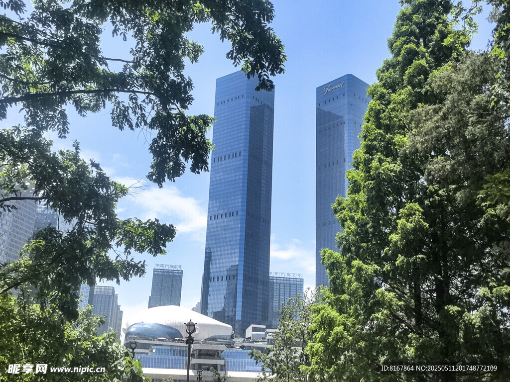 绿树掩映下的城市高楼