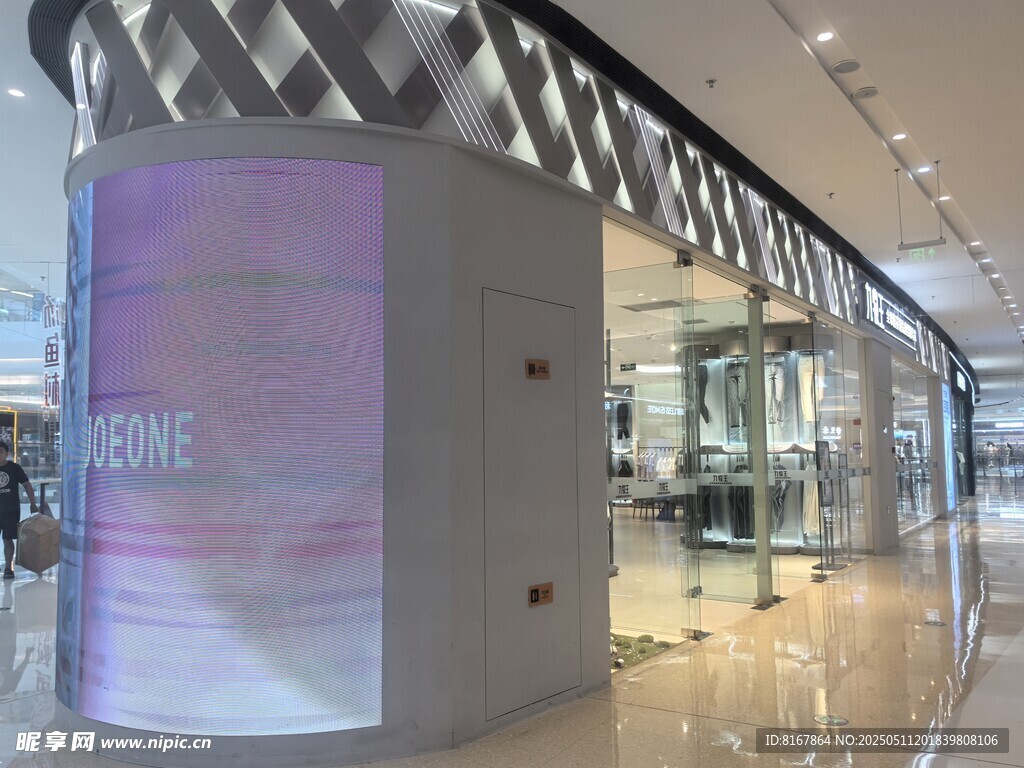 商场弧形透明显示屏展示区