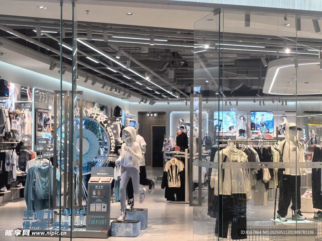 时尚服装店的热闹购物场景