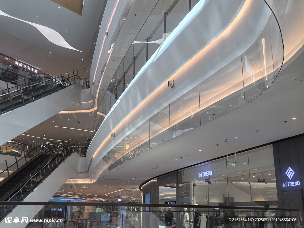 现代商场内部华丽空间