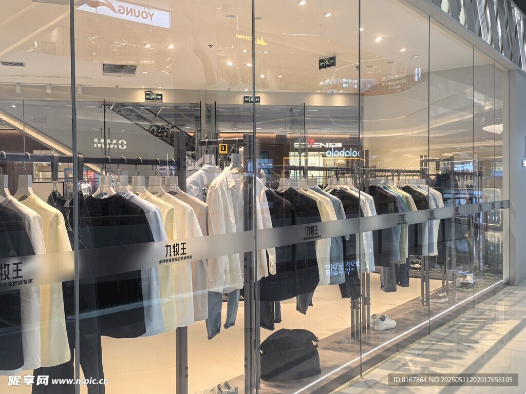 时尚服装店陈列展示
