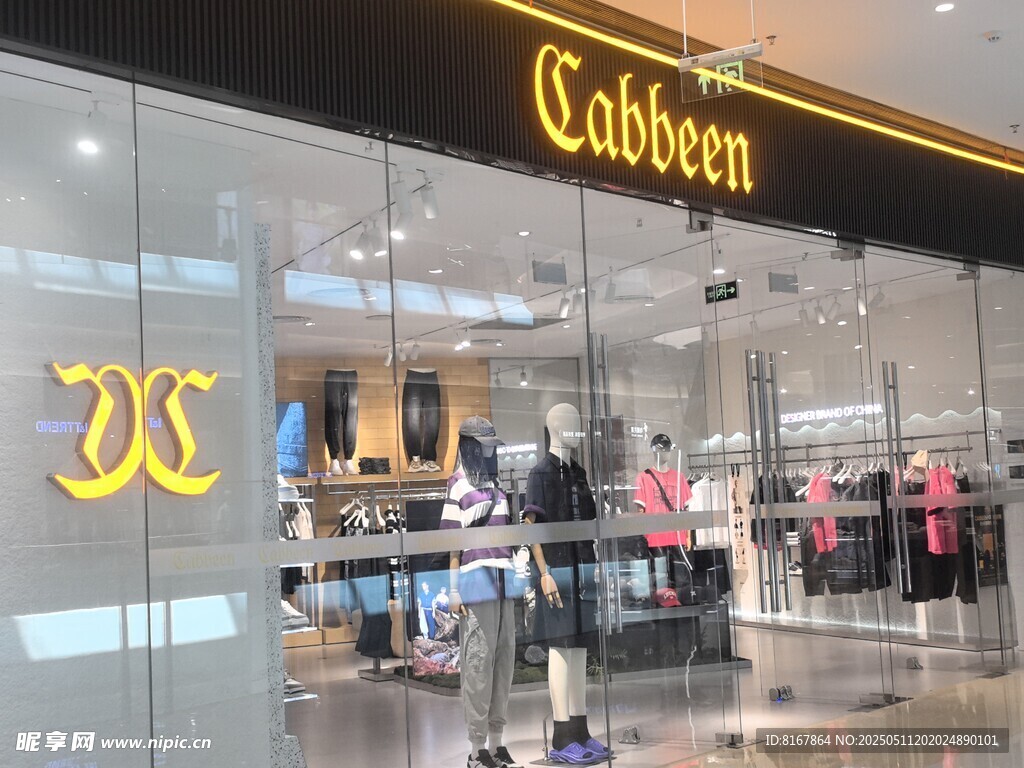卡宾品牌服装店外观展示