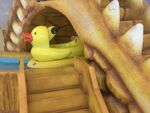 小黄鸭在木质小屋滑梯玩耍