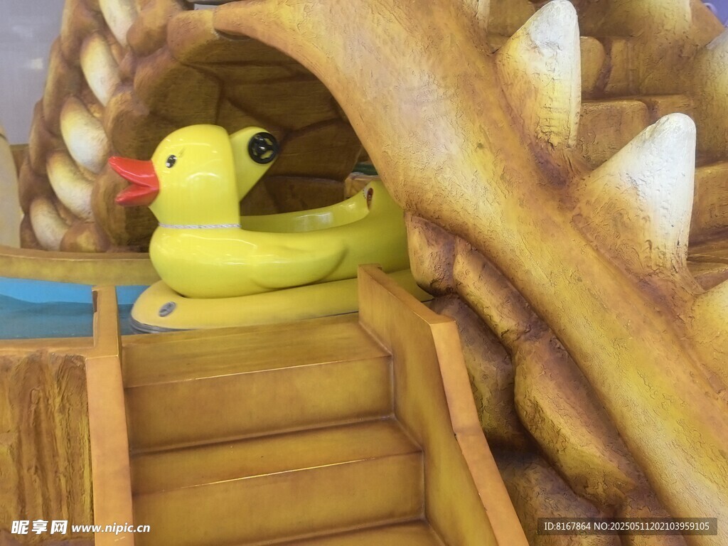 小黄鸭在木质小屋滑梯玩耍