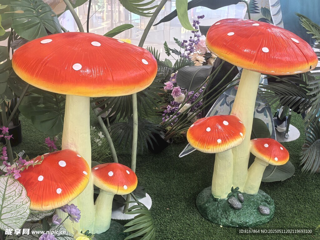 户外蘑菇造型装饰摆件