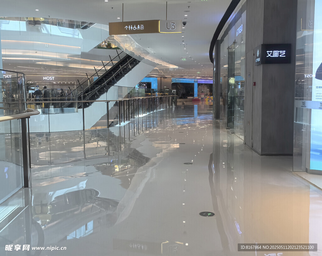 商场内景宽敞明亮空间