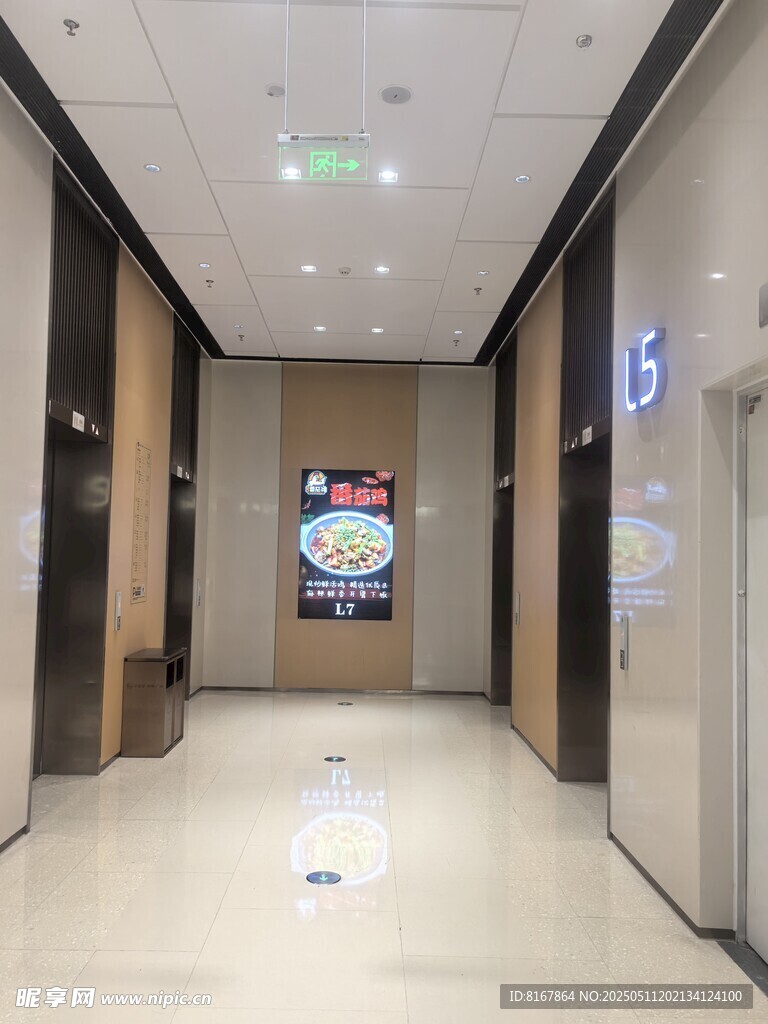 现代简约风格的宽敞走廊