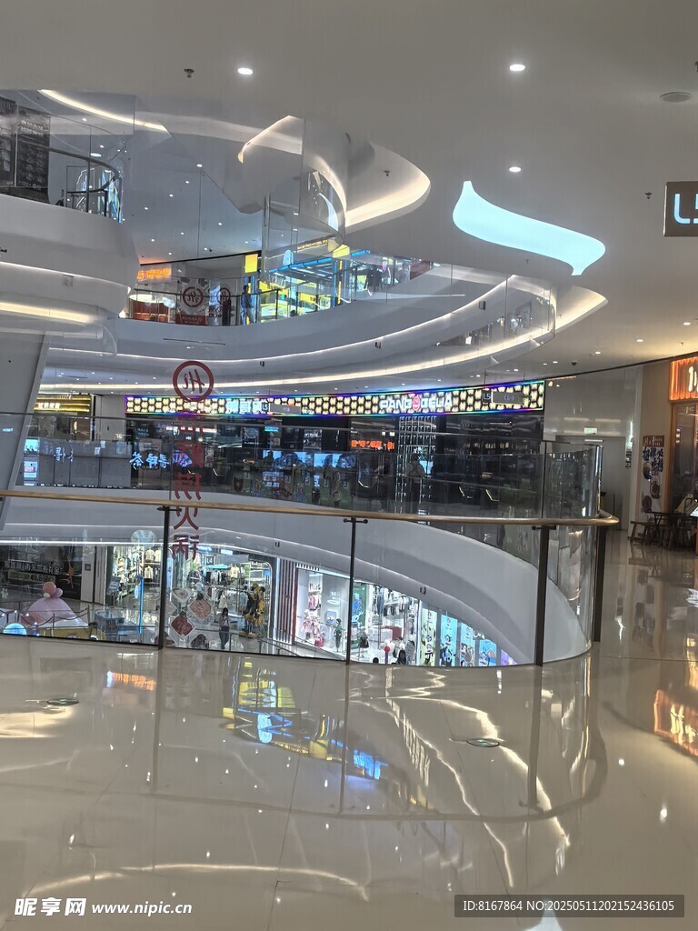 现代时尚的商场内部空间