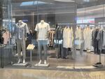 时尚服装店橱窗陈列展示