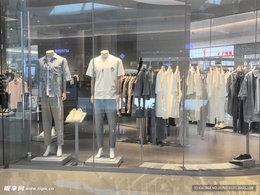 时尚服装店橱窗陈列展示