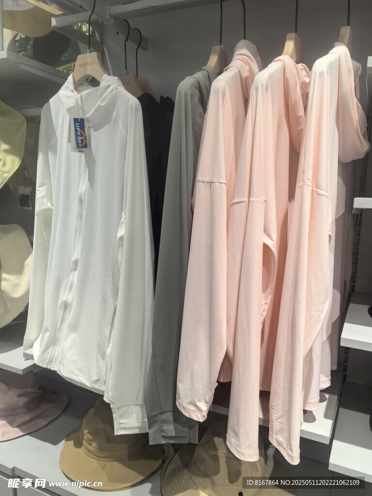 时尚衬衫挂于衣架展示