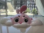 可爱兔子玩偶趴在窗边