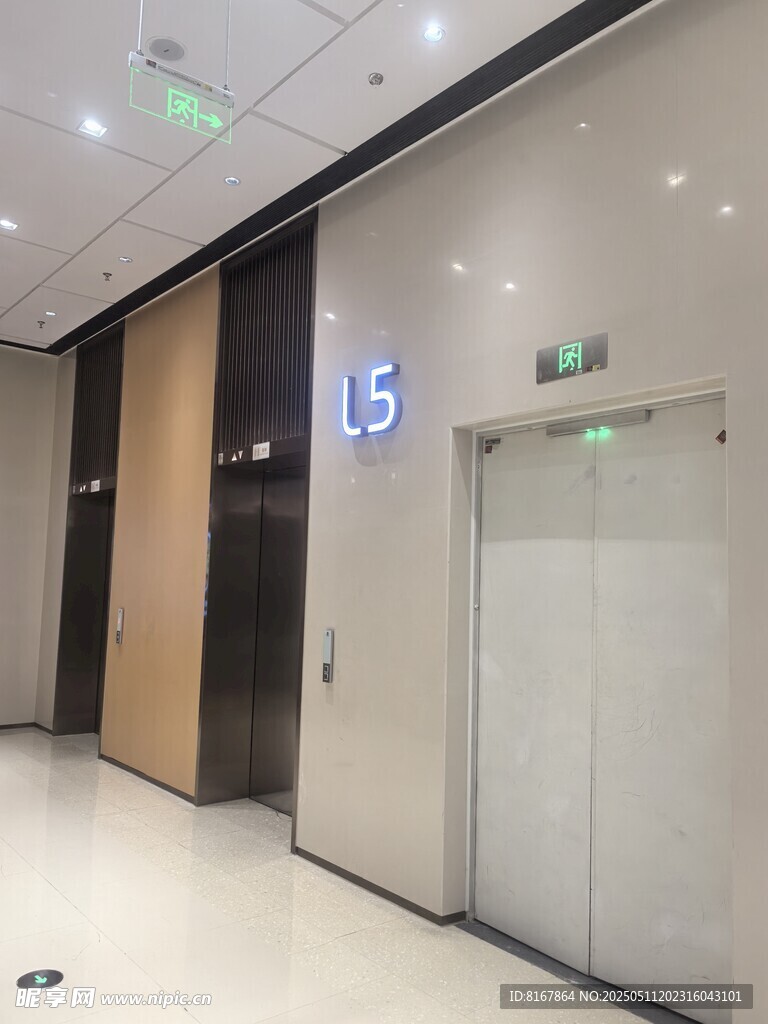 商场内的5号电梯入口