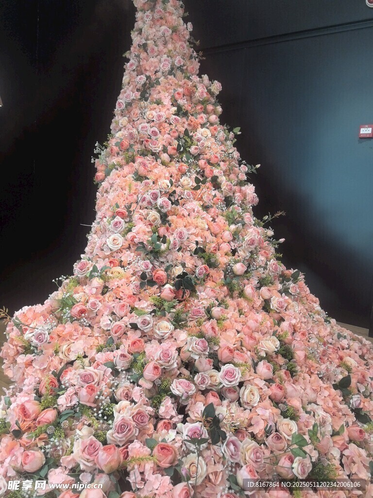浪漫粉色花卉装饰通道