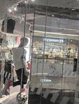 时尚服装店橱窗展示