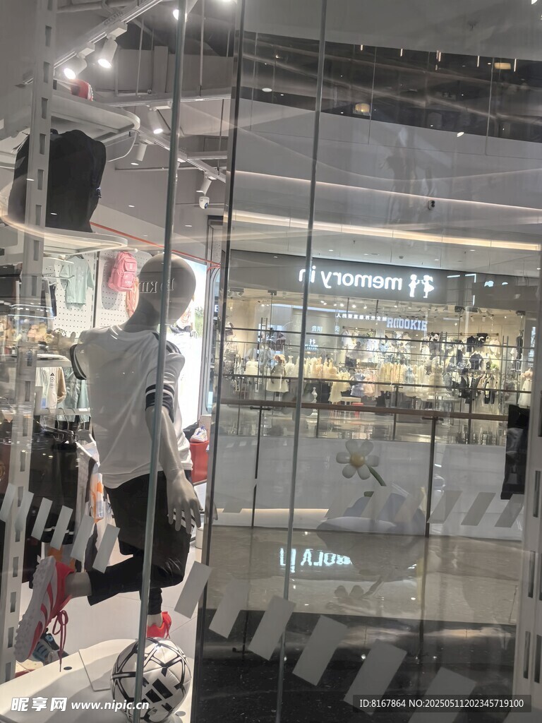 时尚服装店橱窗展示