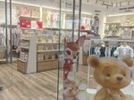 可爱玩偶陈列于温馨店铺